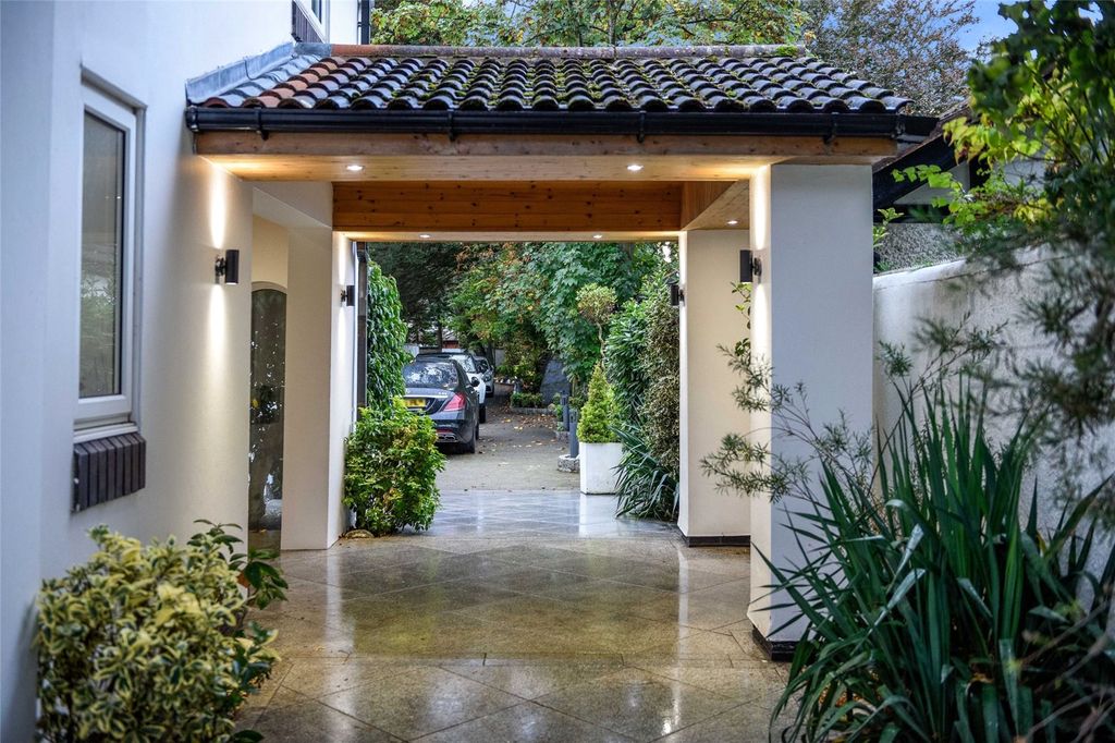 Property photo 2 of 32 Entrance