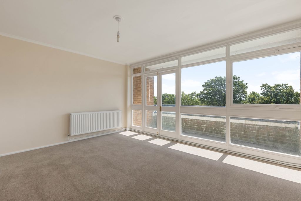 Property photo 2 of 12 10 Lawrence Court, Se26 - 5