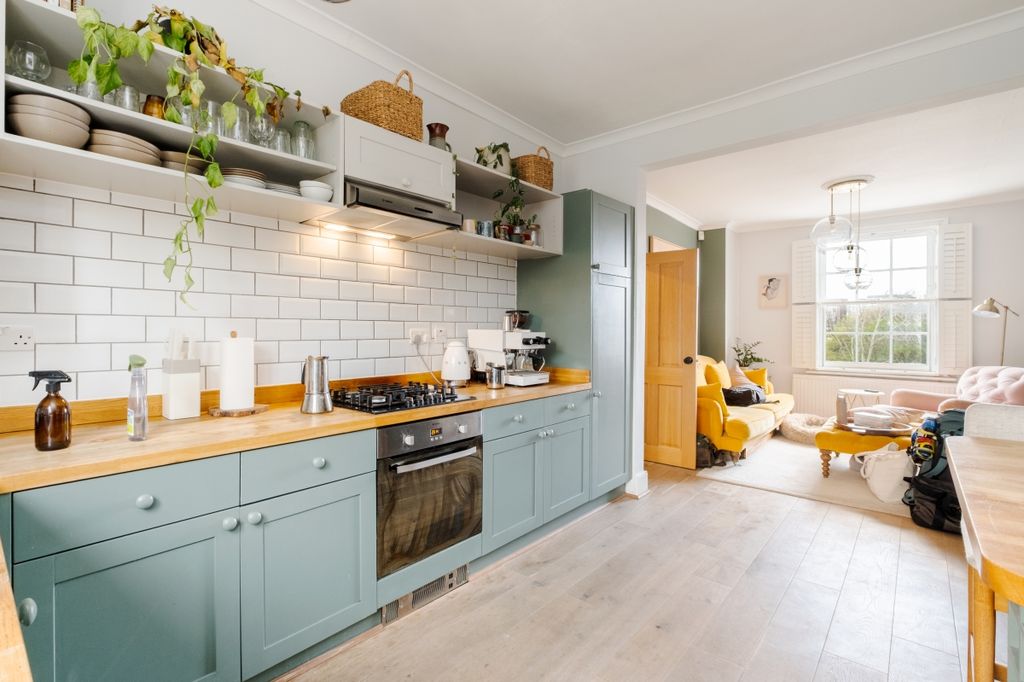 Property photo 2 of 15 Hemingford Road