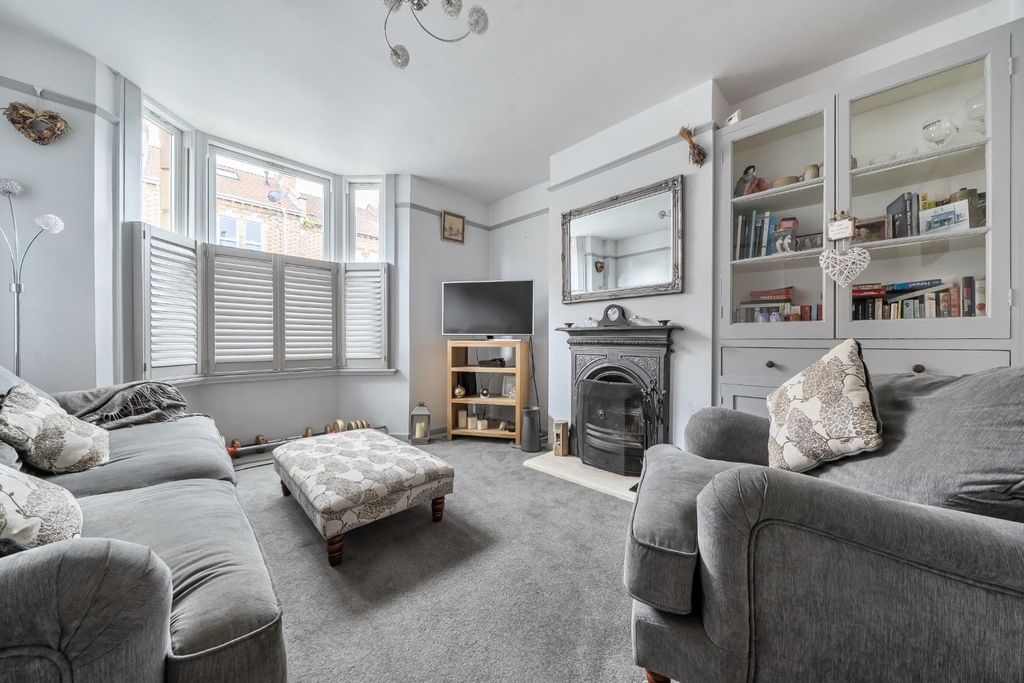 Property photo 2 of 18 Sitting Room.Jpg
