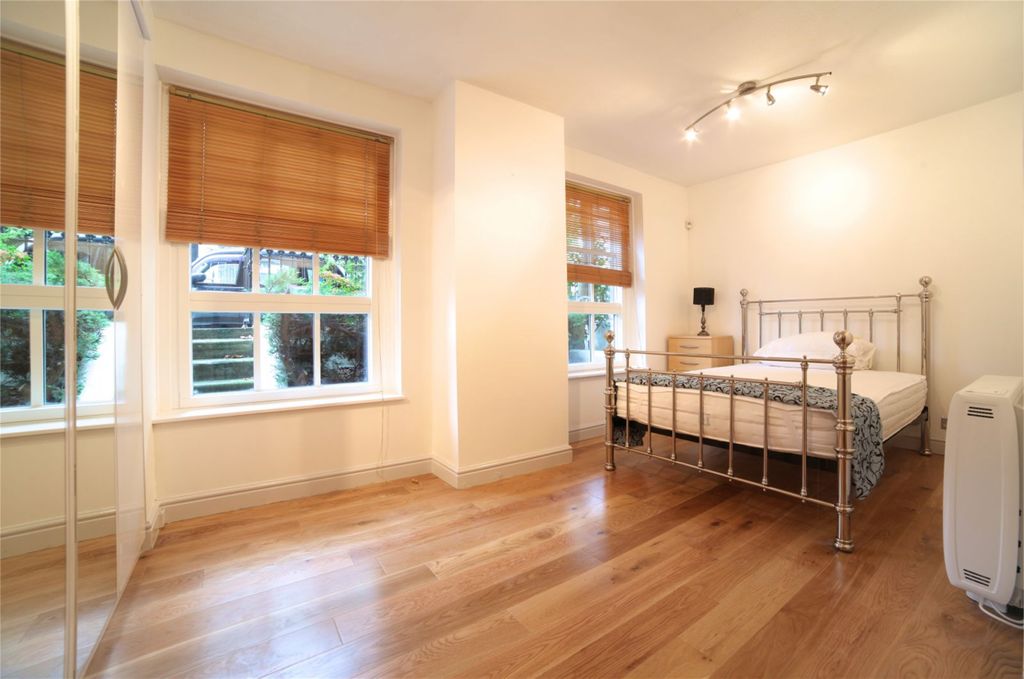 Property photo 3 of 8 Photograph 4