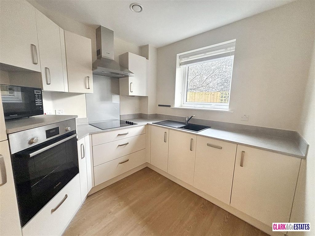 Property photo 3 of 10 Kitchen