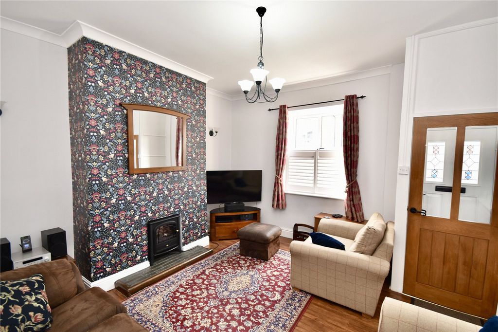 Property photo 2 of 11 Lounge