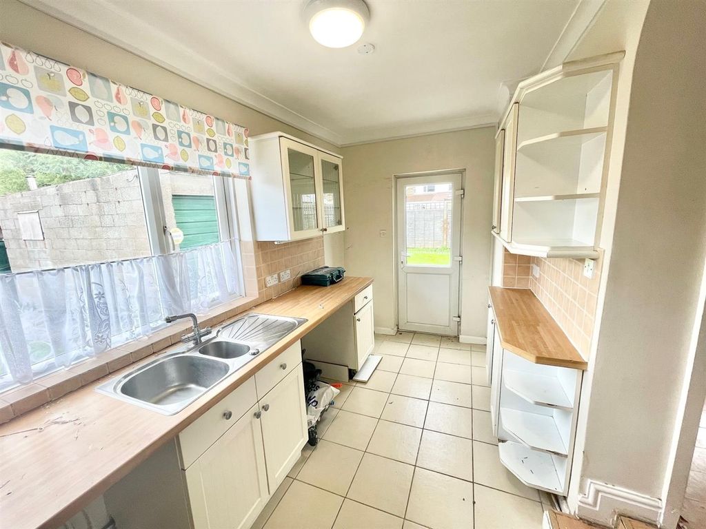 Property photo 3 of 11 Kitchen