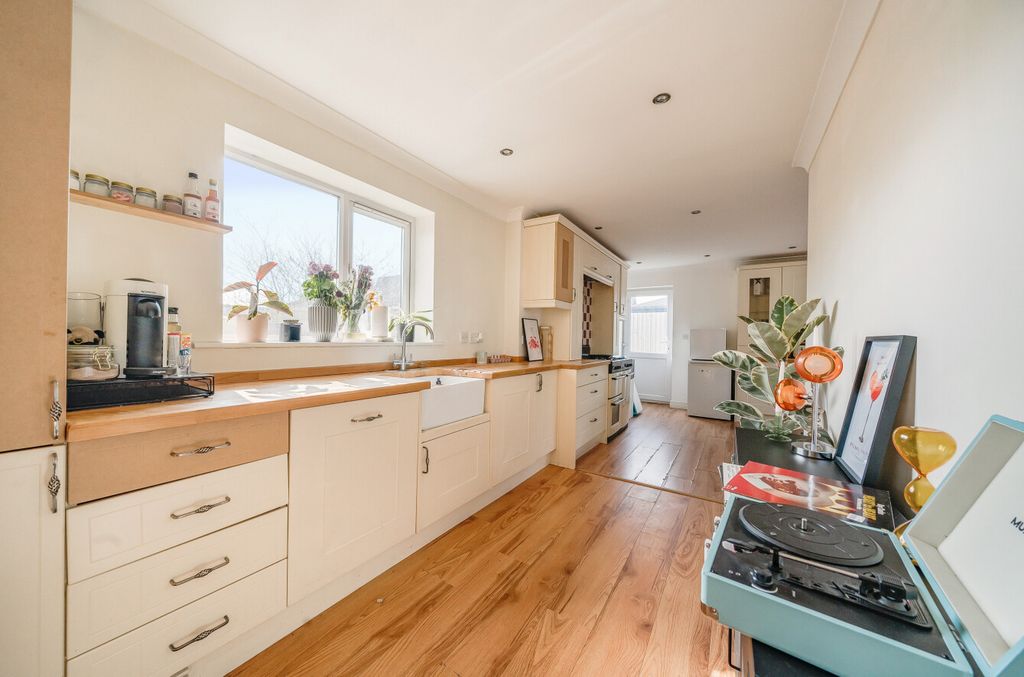 Property photo 3 of 11 Addkitchen