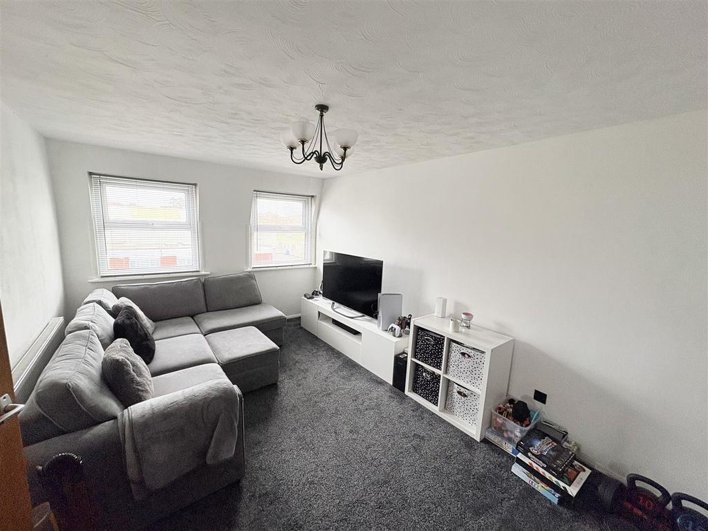 Property photo 3 of 11 Beech Lounge.Jpeg