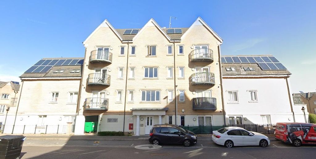 Property photo 1 of 8 Varcoe Gardens, Hayes