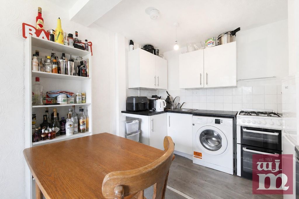 Property photo 3 of 12 Kitchen