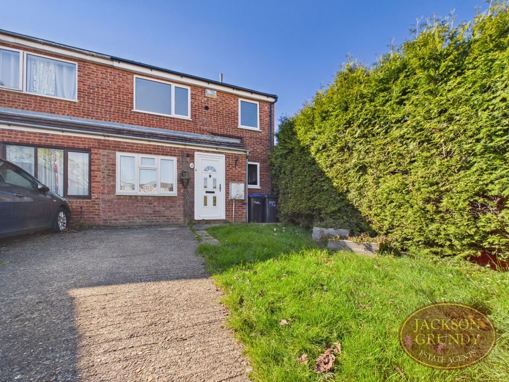 Property photo 1 of 14 Lowlands Close
