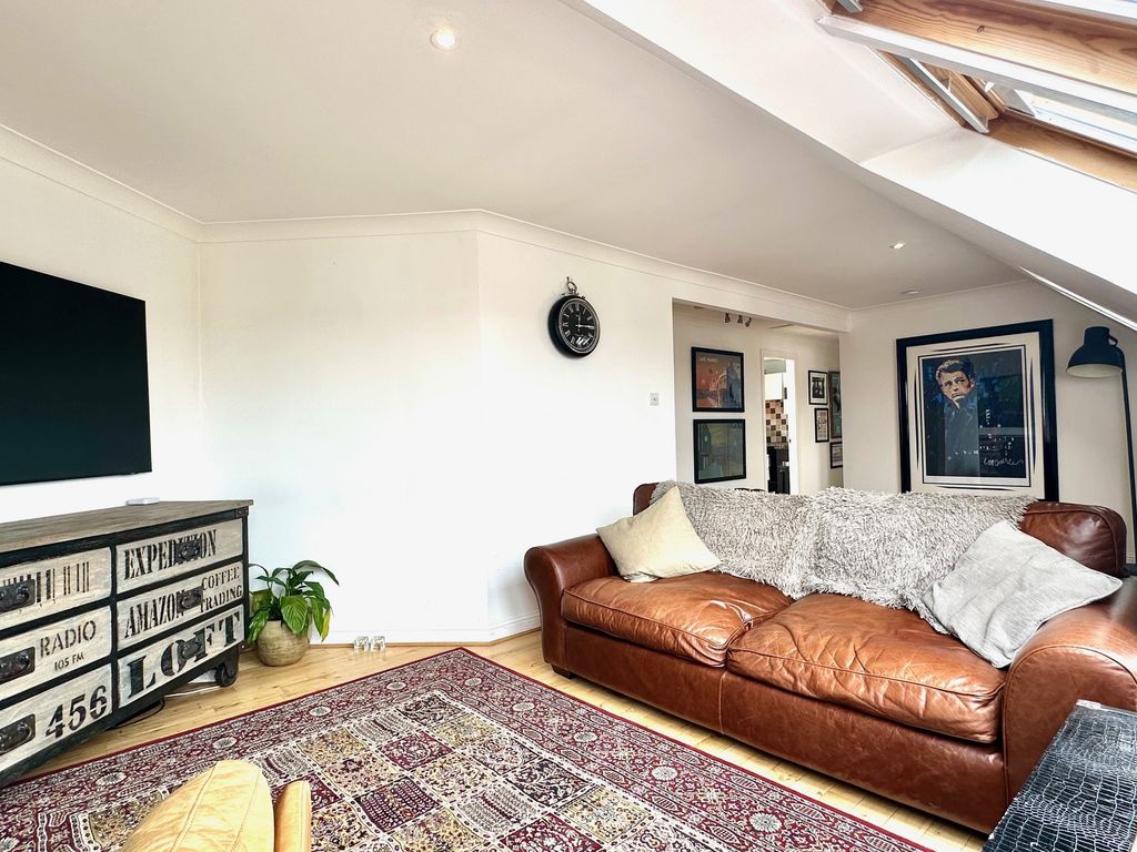 Property photo 3 of 16 Lounge