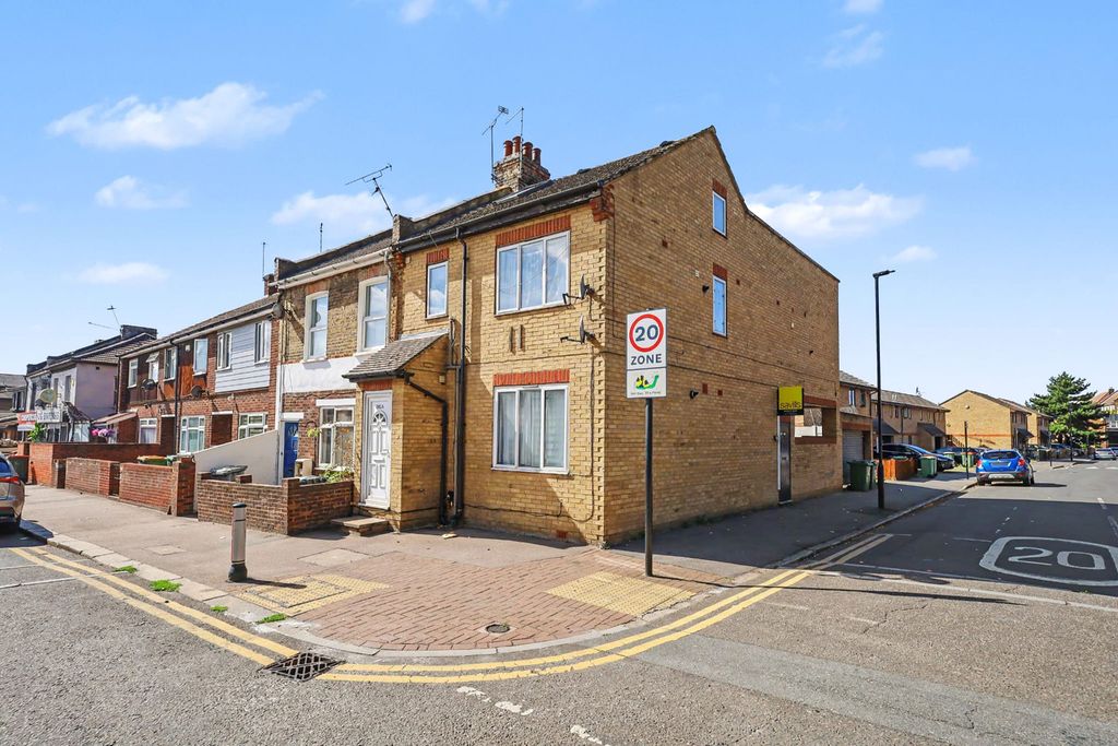 Property photo 1 of 10 165B Hermit Road, Canning Town, London E16 4Le