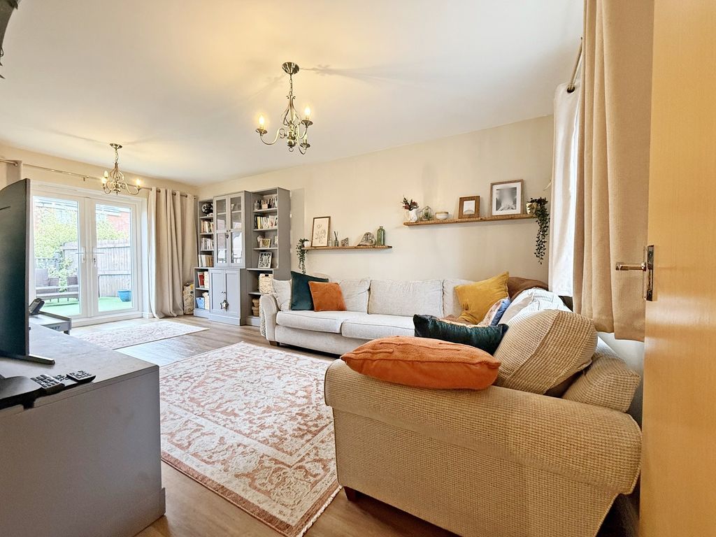 Property photo 3 of 31 Lounge