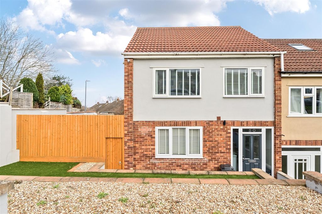 Property photo 1 of 18 Front Garden