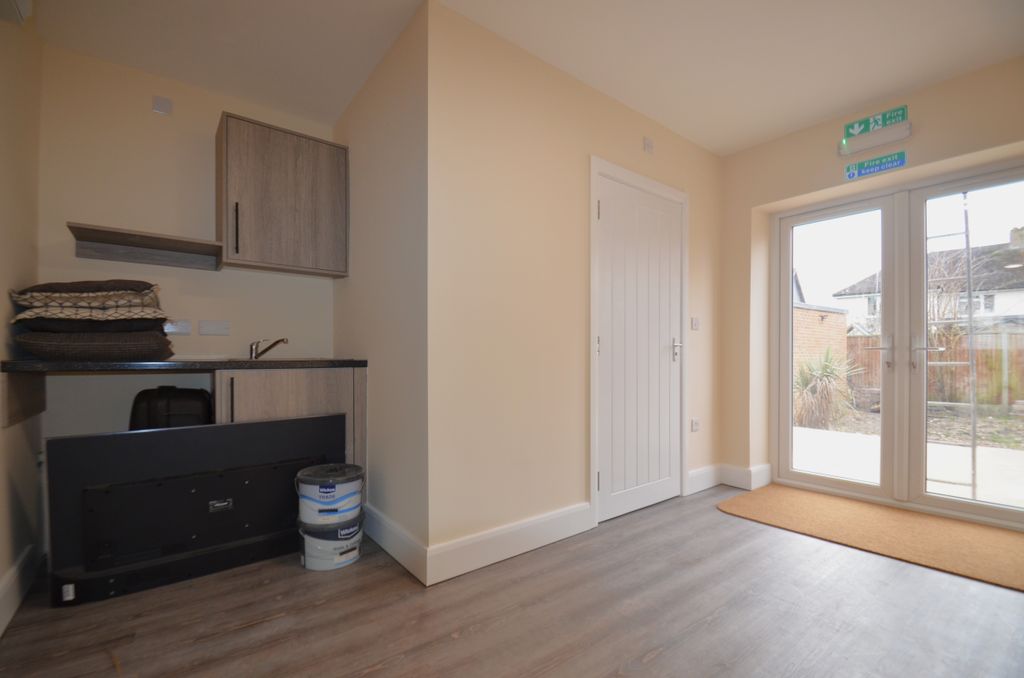 Property photo 2 of 3 Bedroom Lounge