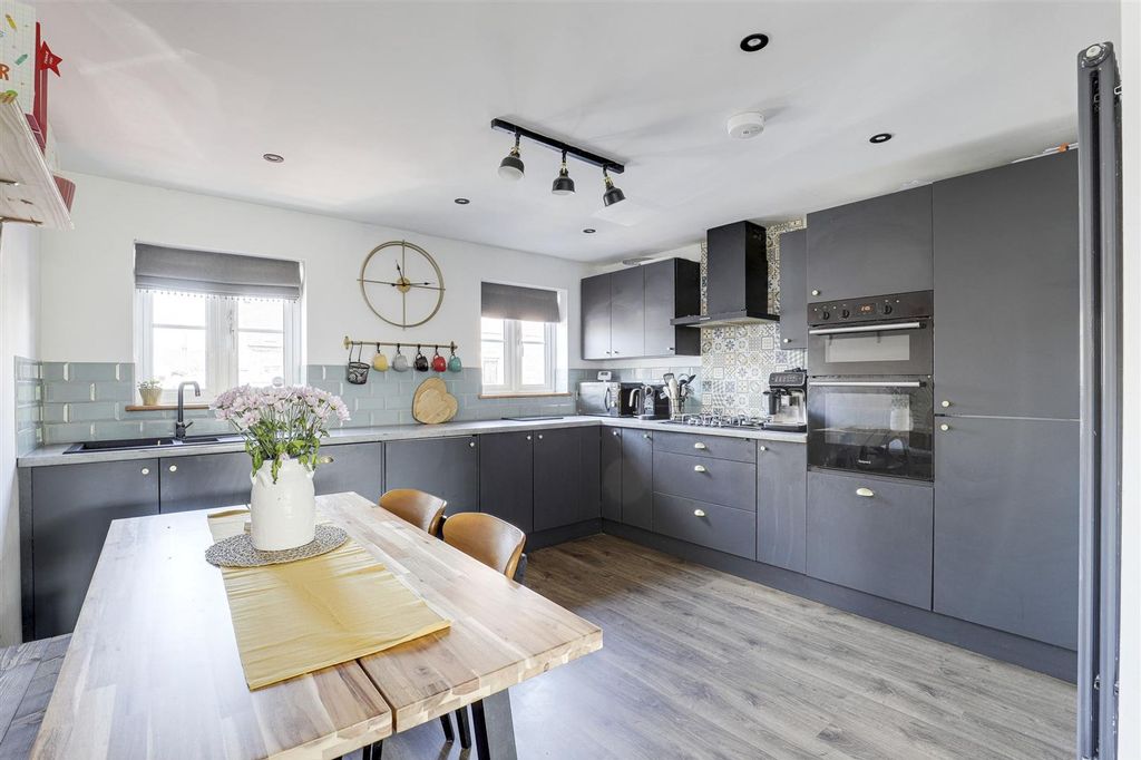 Property photo 2 of 21