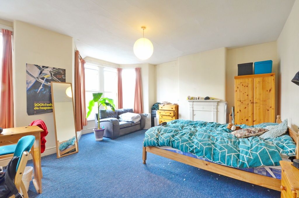 Property photo 1 of 10 Bright, Spacious Bedroom With A Double Bed, Seatin...