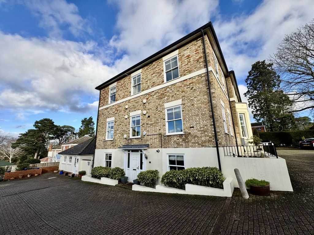 Property photo 2 of 10 Front (Exterior)