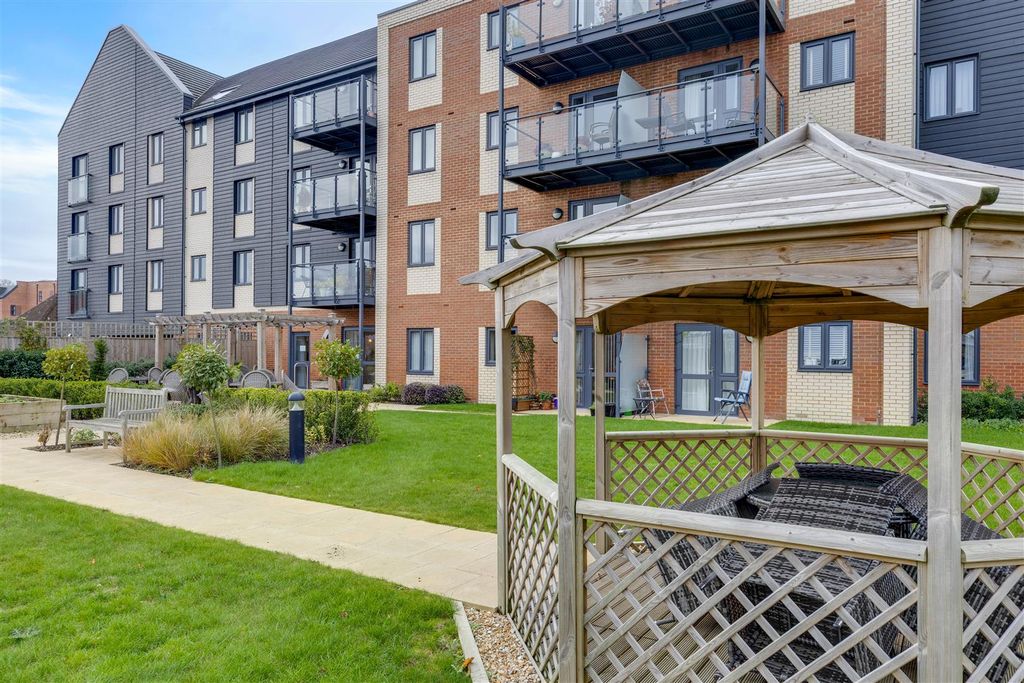 Additional image 4 of 2 bed flat for saleStation Road, Hook RG27