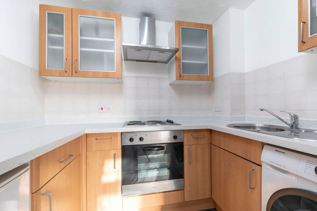 Property photo 2 of 7 23 Leckhampton Place-05