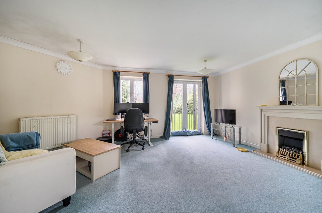 Property photo 2 of 15 1402204-1-698Cb9E...