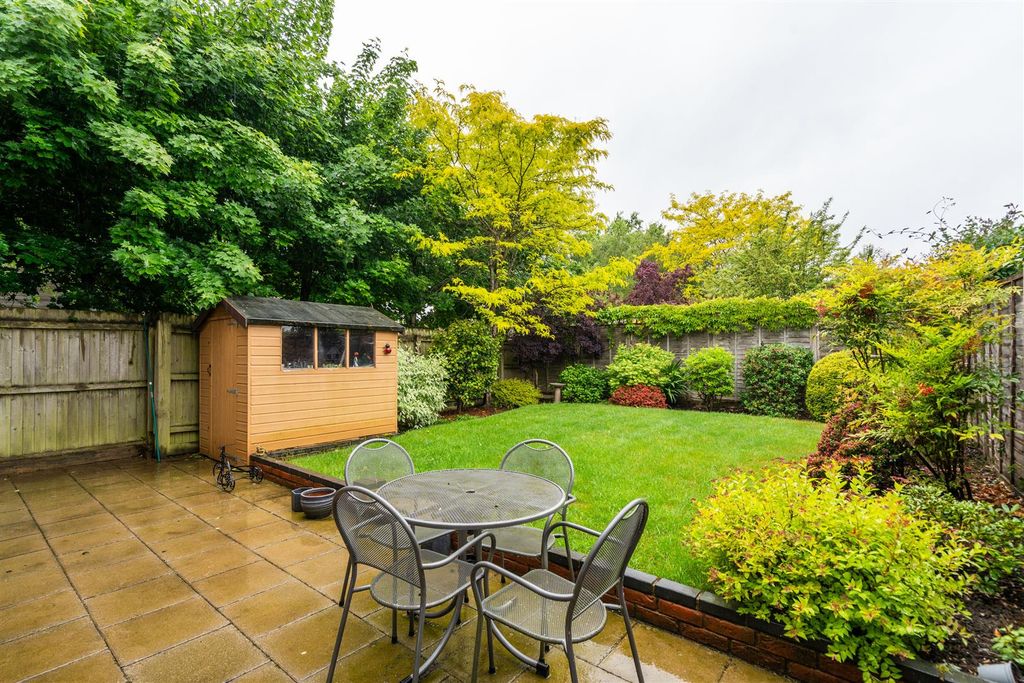Property photo 2 of 12 46 Hornbrook Grove_16.Jpg