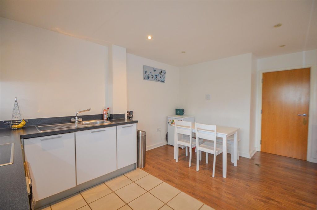 Property photo 3 of 8 Aqua House