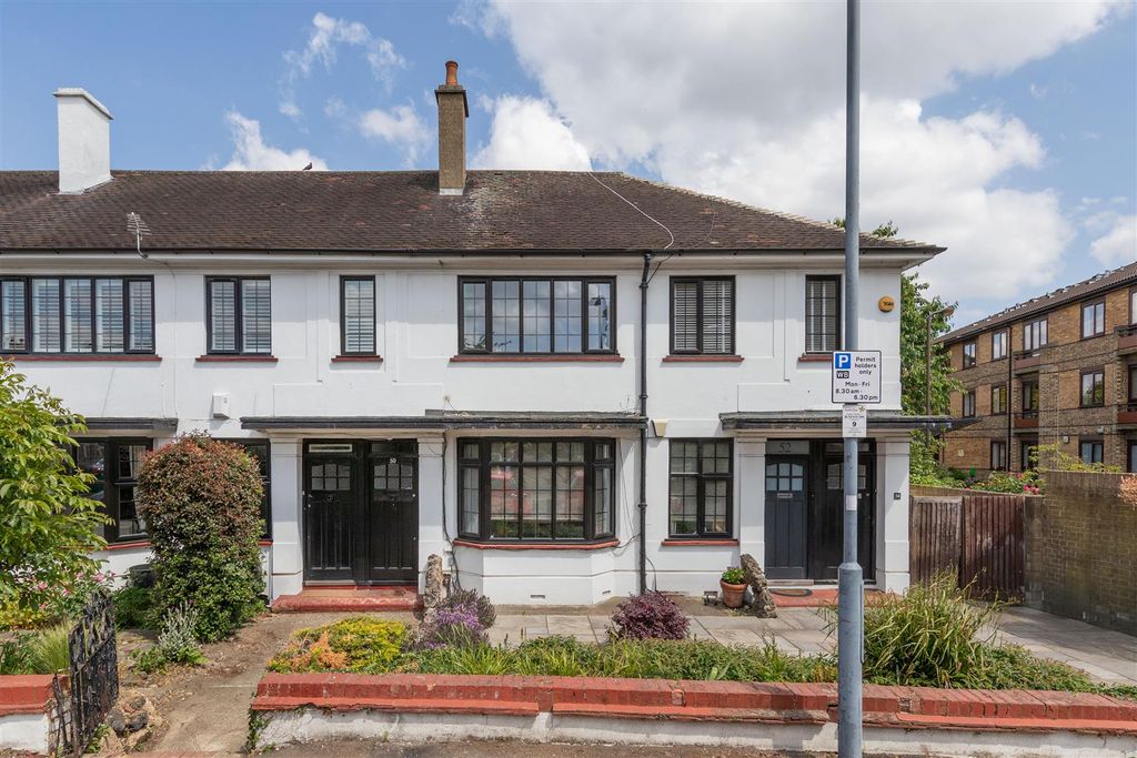 Property photo 1 of 32 Cambridge Road E11