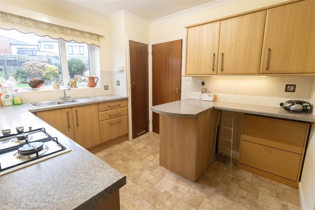 Property photo 3 of 17 Kitchen