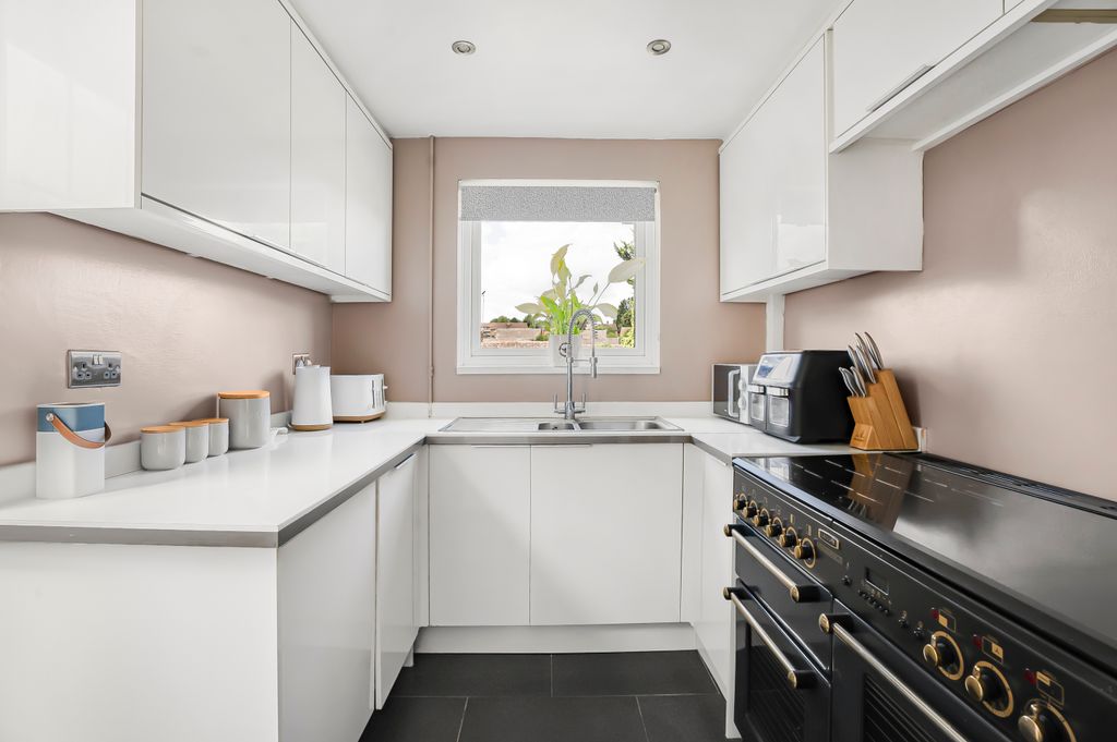 Property photo 3 of 23 Kitchen