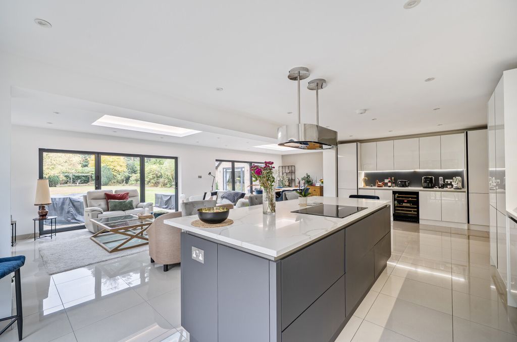 Property photo 2 of 36 1364053-13-68Ed32...