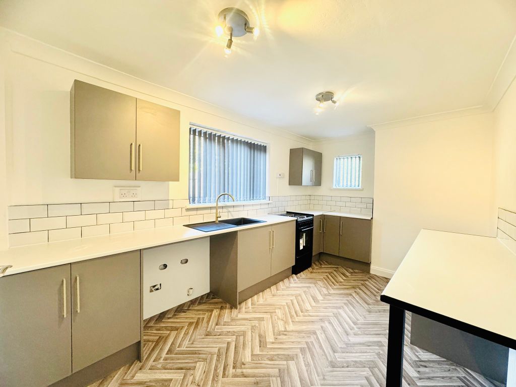 Property photo 3 of 8 Kitchen