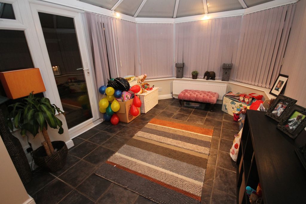 Property photo 3 of 10 Conservatory