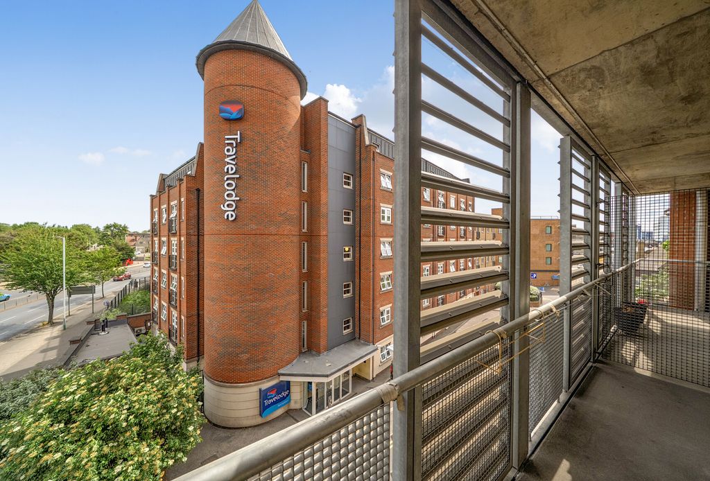 Property photo 1 of 8 1471069-9-6A1d833...