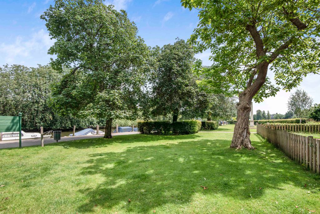 Property photo 3 of 17 Photo 03