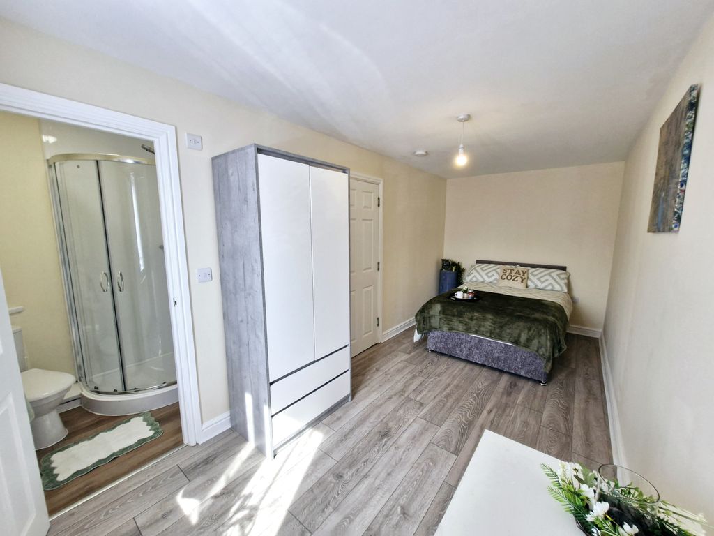 Property photo 1 of 7 Room 3