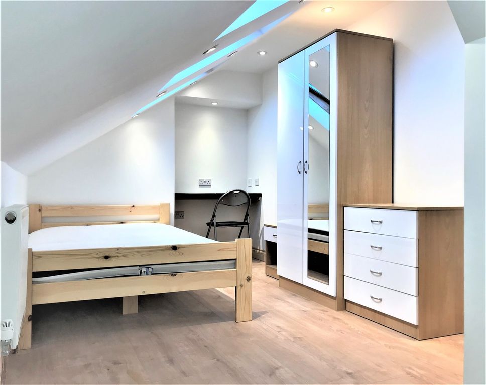 Property photo 3 of 15 This Beautifully Designed Double Bedroom Features ...