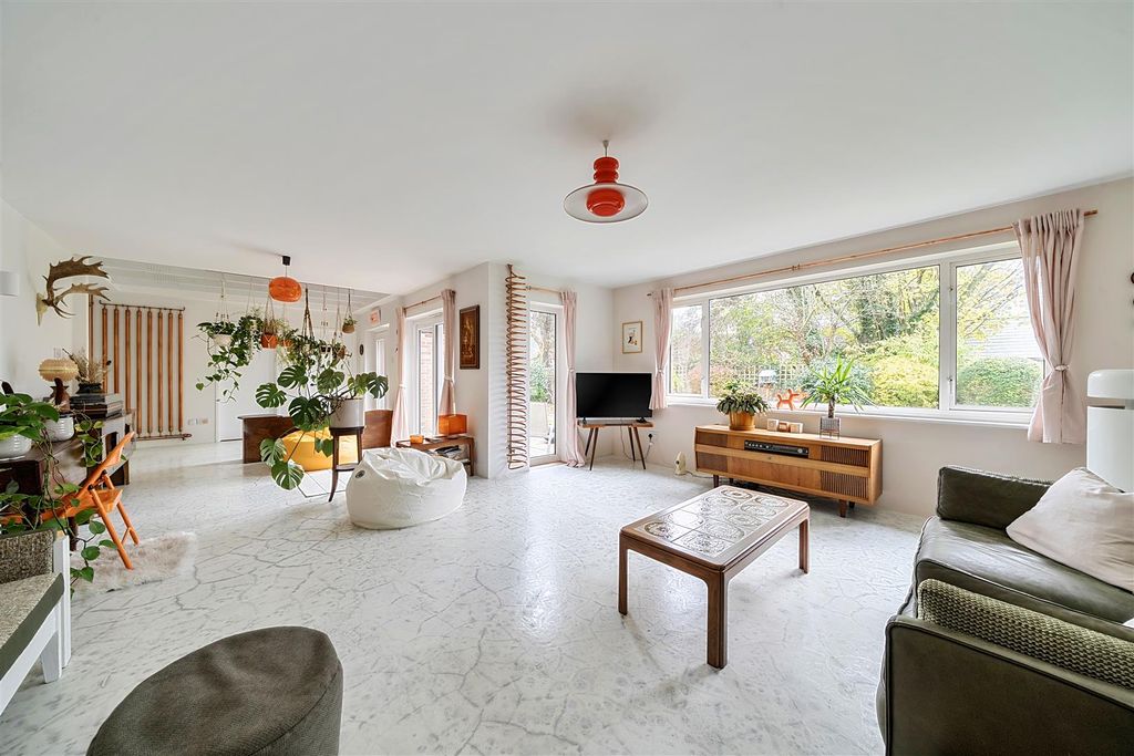 Property photo 2 of 19 Sitting Room