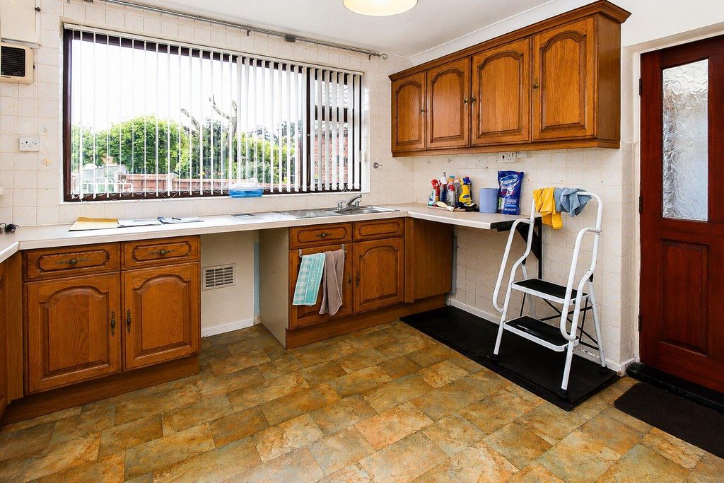 Property photo 3 of 10 Kitchen