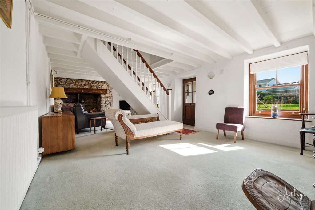 Property photo 2 of 28 Lounge