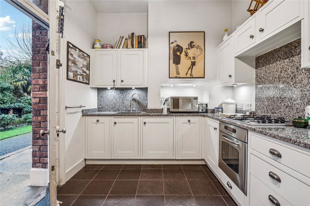 Property photo 3 of 10 Kitchen