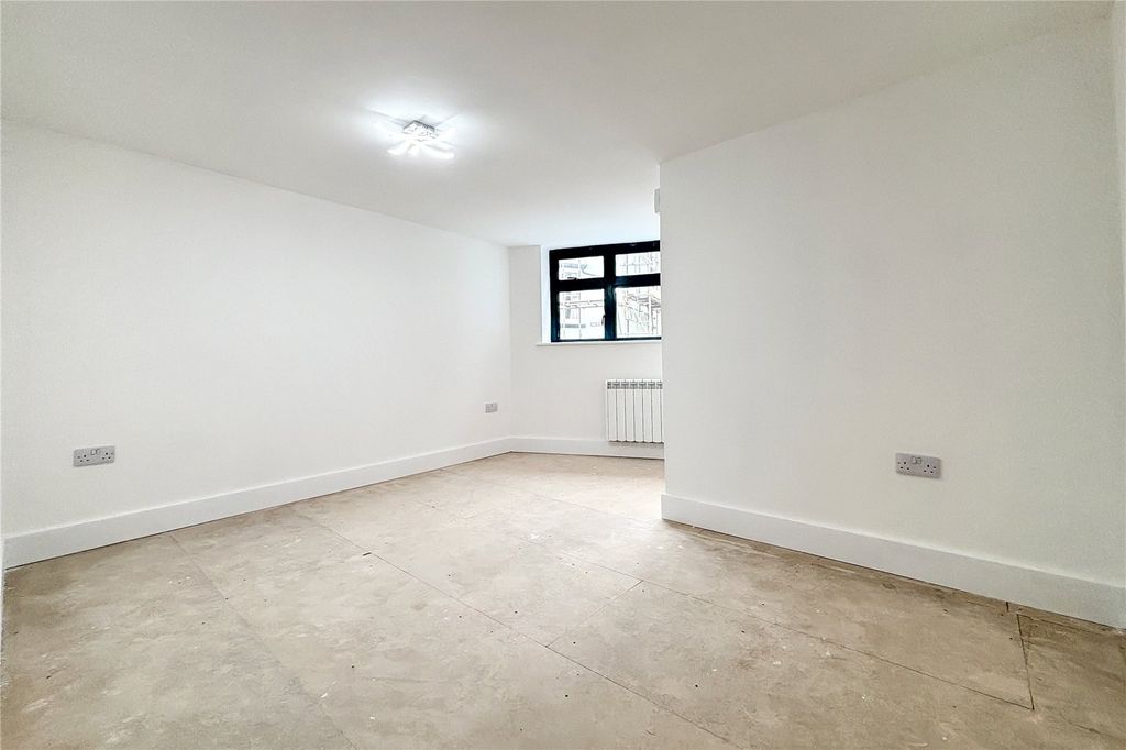 Property photo 3 of 16 Picture No. 02