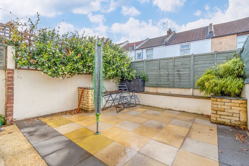 Property photo 3 of 10 .