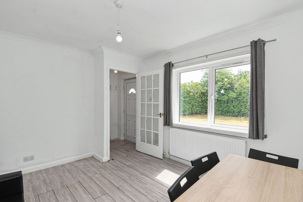 Property photo 2 of 15 71 Moreland Avenue, Colnbrook, Slough Sl3 0Ll