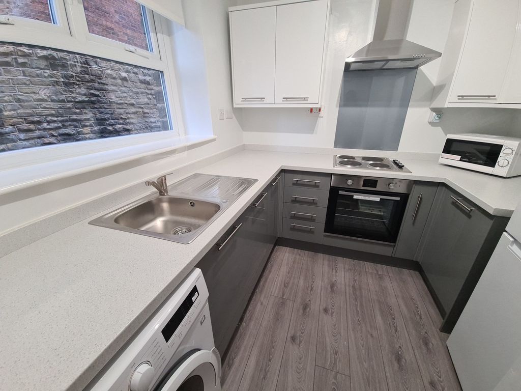 Property photo 2 of 5 A Modern, Well-Maintained Kitchen With Ample Count...