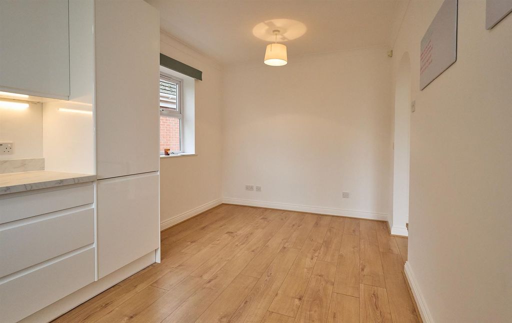 Property photo 3 of 8 Queens Park Court Hinckley 2.Jpg