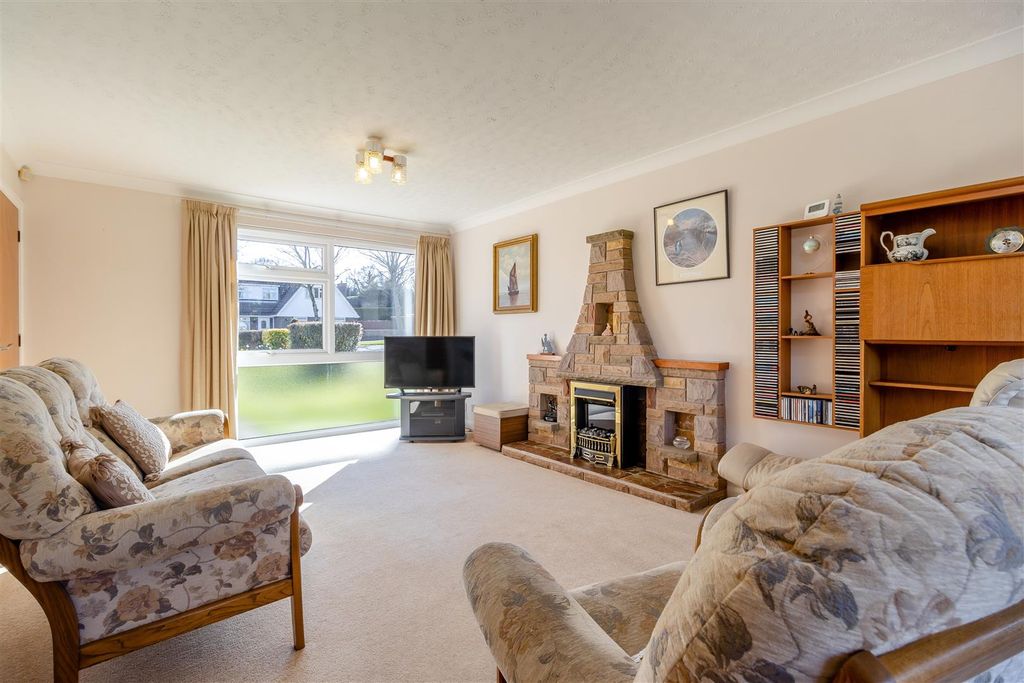Property photo 3 of 33 8642024-Interior20.Jpg