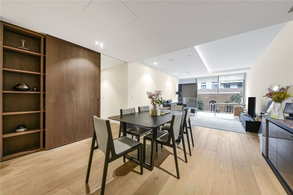 Property photo 2 of 11 Dinning Room