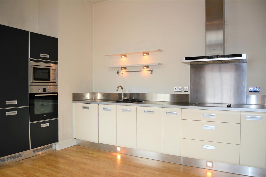 Property photo 2 of 7 Living Kitchen