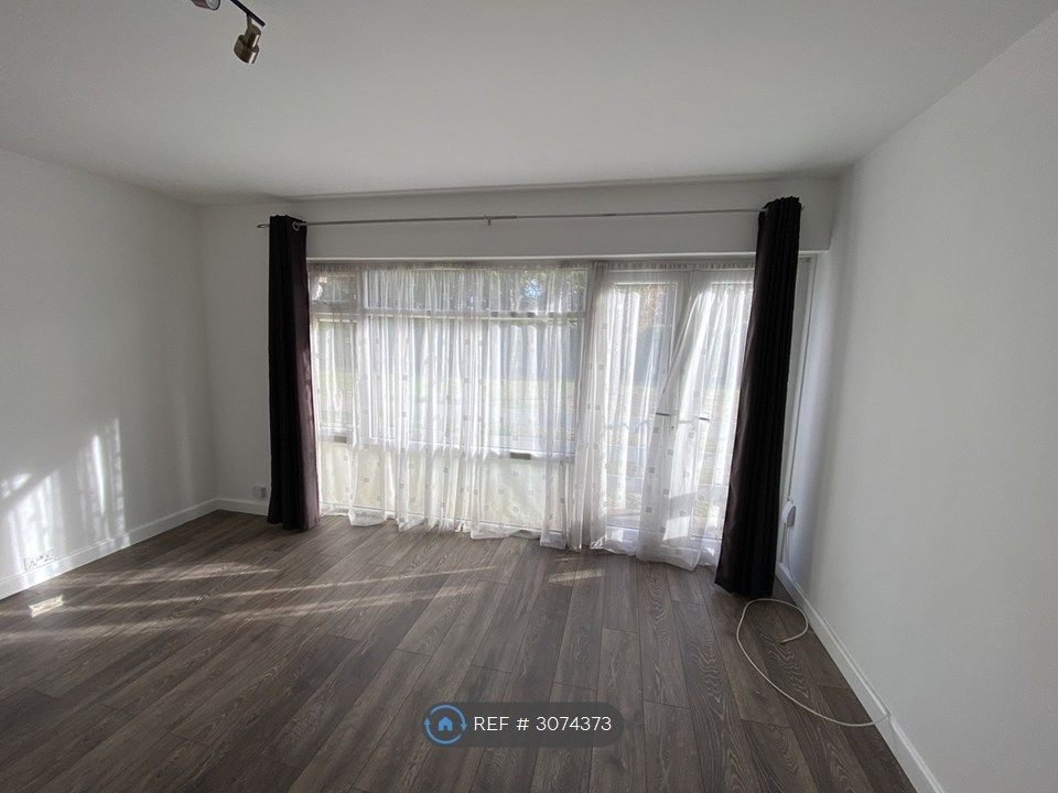 Property photo 1 of 20 Lounge