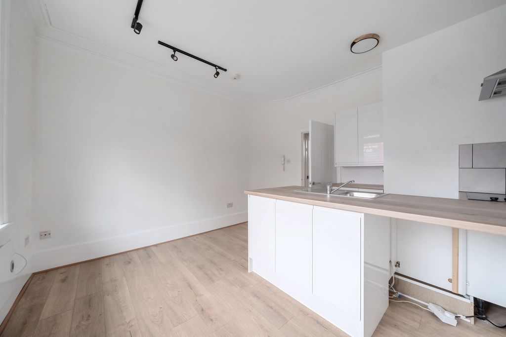 Property photo 1 of 10 Lounge